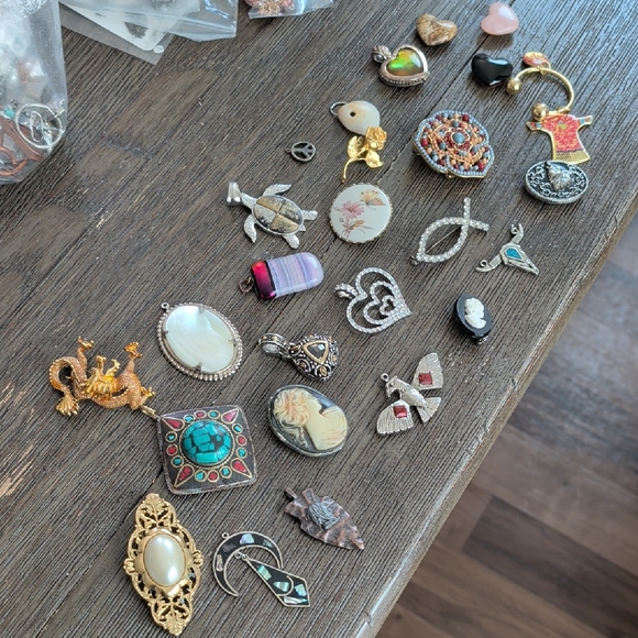None Jewelry - 23 Vintage Pendant And Brooche Collection